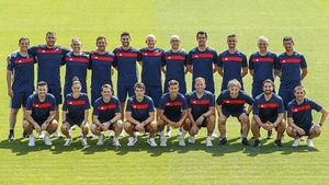 Foto de familia de los alumnos que cursarán el UEFA PRO, con Belletti el primero arriba a la izquierda