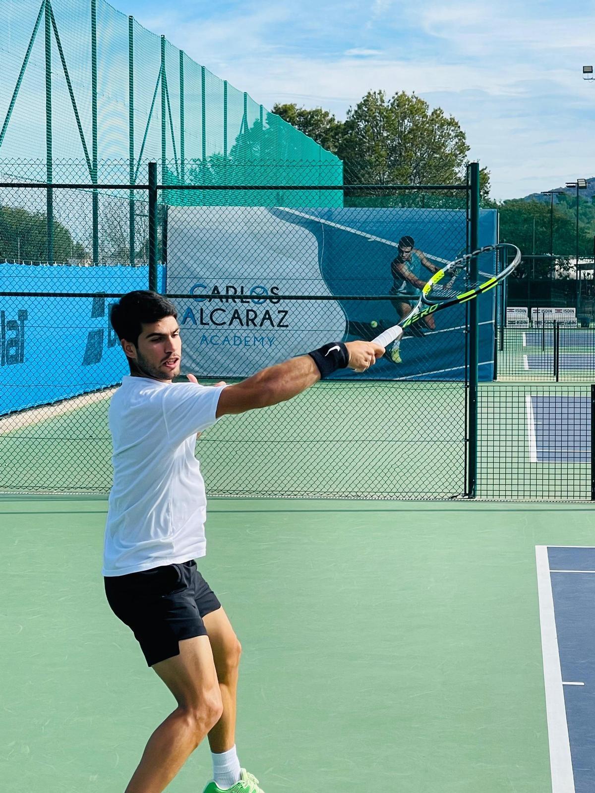 Carlos Alcaraz entrana este martes en las instalaciones de El Palmar