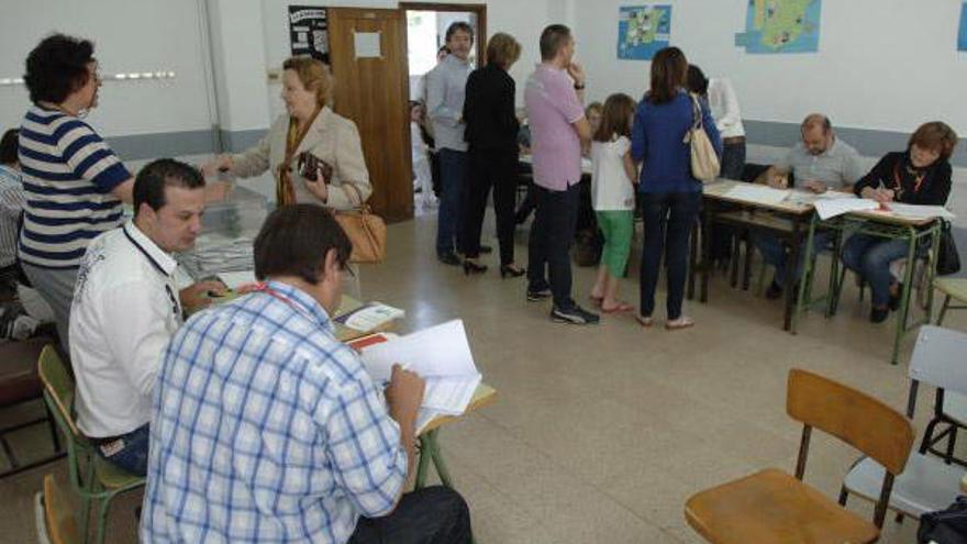 Votantes en el colegio electoral Liceo de A Coruña el pasado 22 de mayo. / Fran Martínez