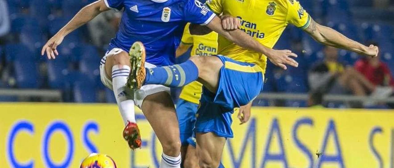 Javi Muñoz protege el balón ante Timor, el domingo, en el Estadio de Gran Canaria.