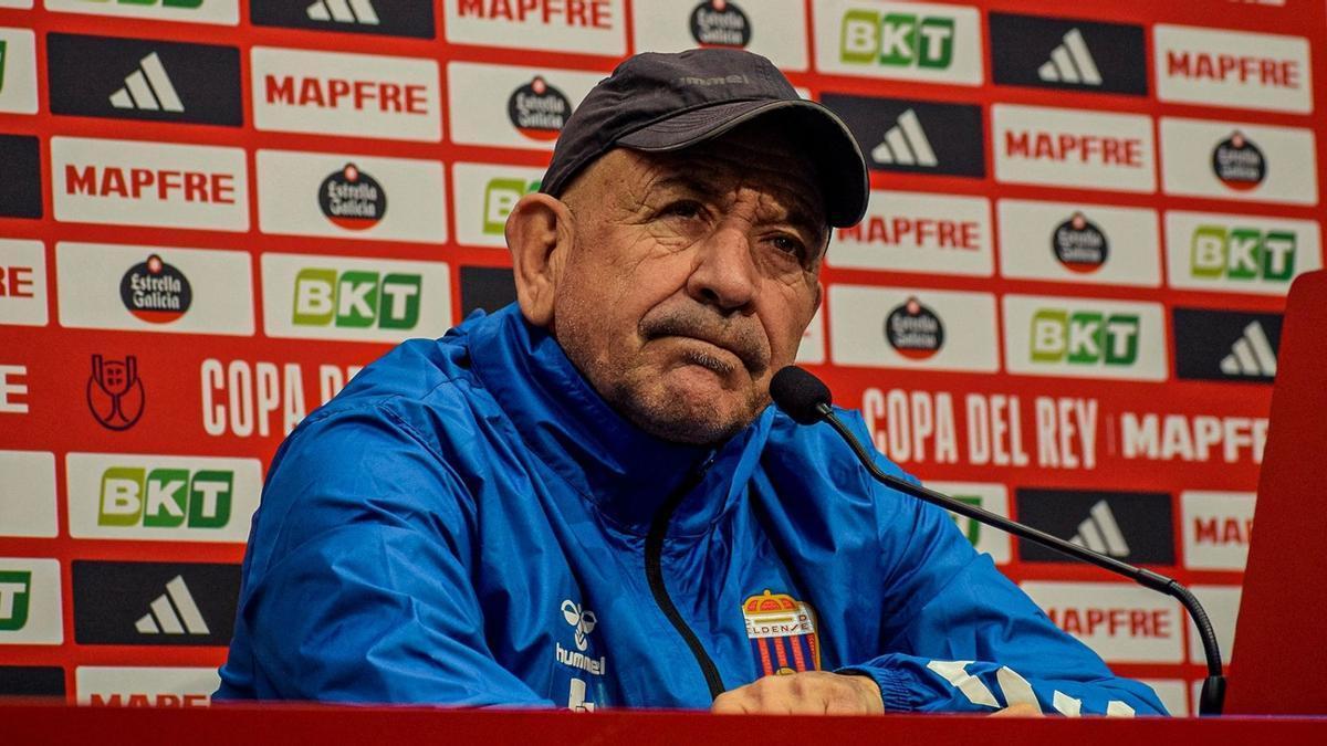 Claudio Barragán, en la sala de prensa , atendiendo a los periodistas.