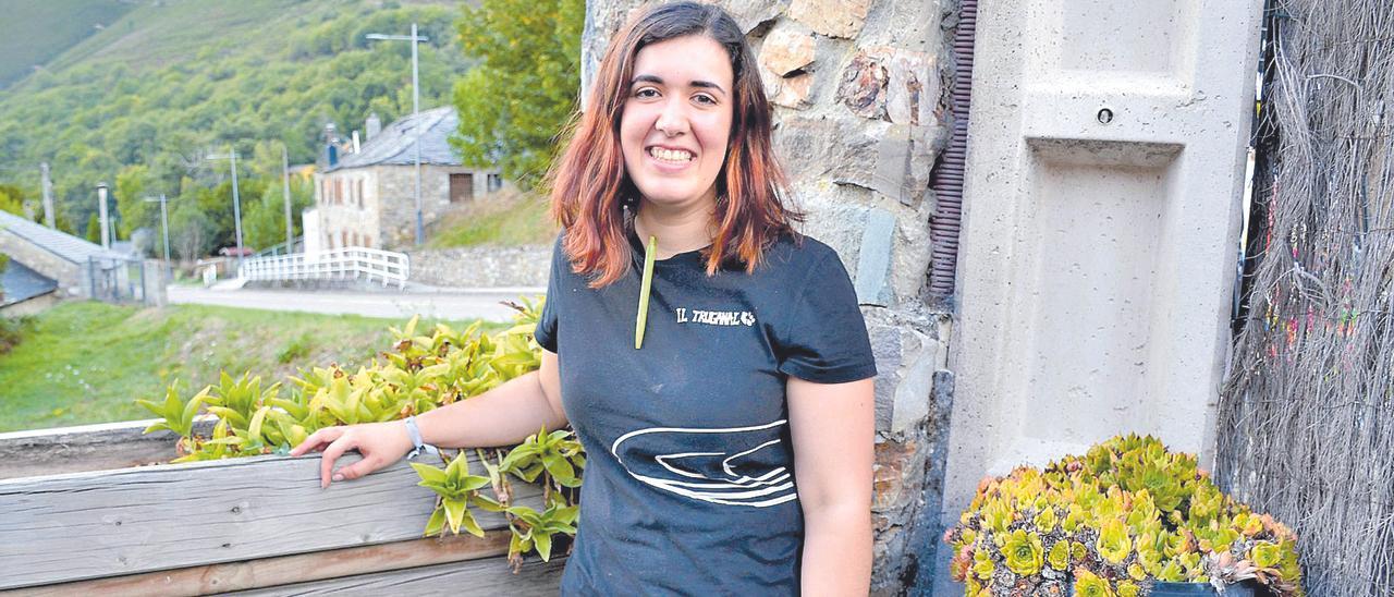 Gema Menéndez Prieto, en un rincón de la terraza de su local, Il Truganal, en Trabáu/Tablado (Degaña).