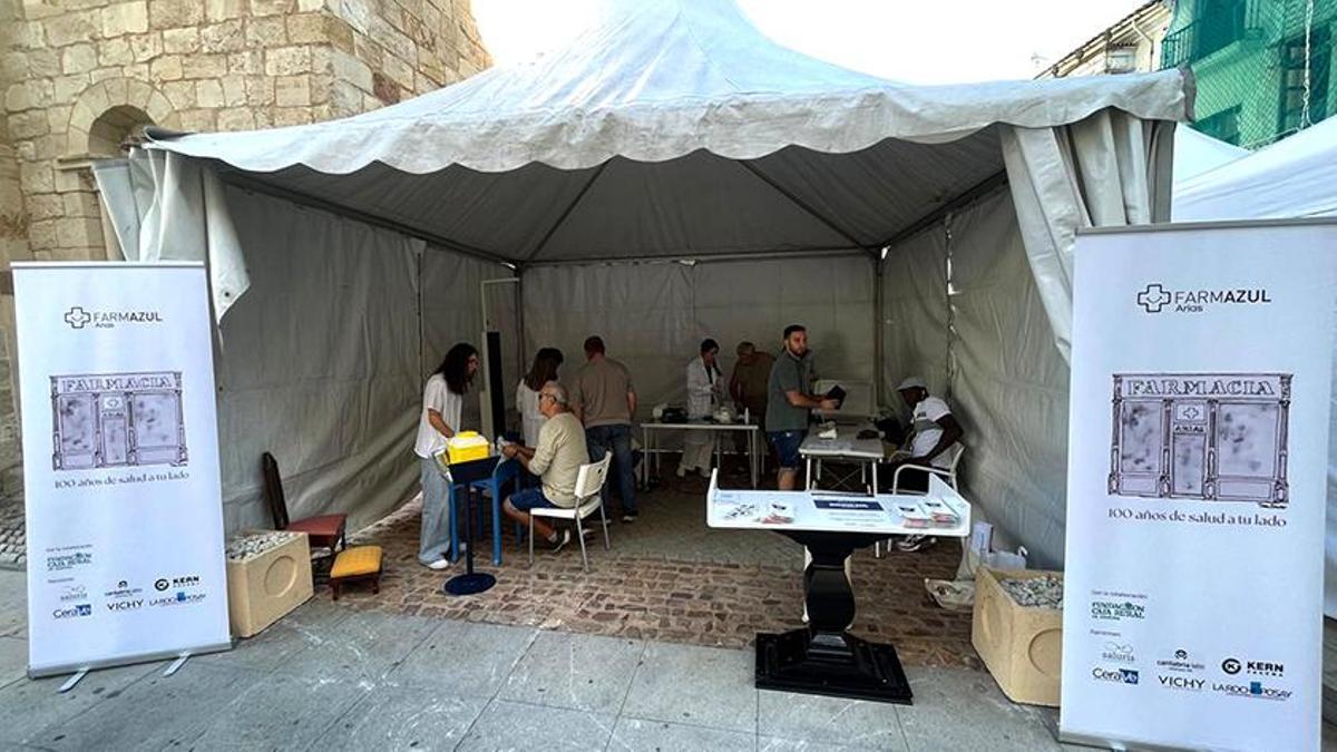SANIDAD OSTEOPOROSIS | Farmazul Arias lleva la salud a la calle: una carpa de osteoporosis en la zona centro de Zamora
