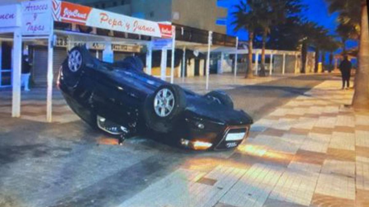 El coche quedó volcado. | LEVANTE-EMV