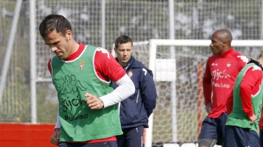 Mate Bilic, controlando un balón, ayer, en el entrenamiento en Mareo.