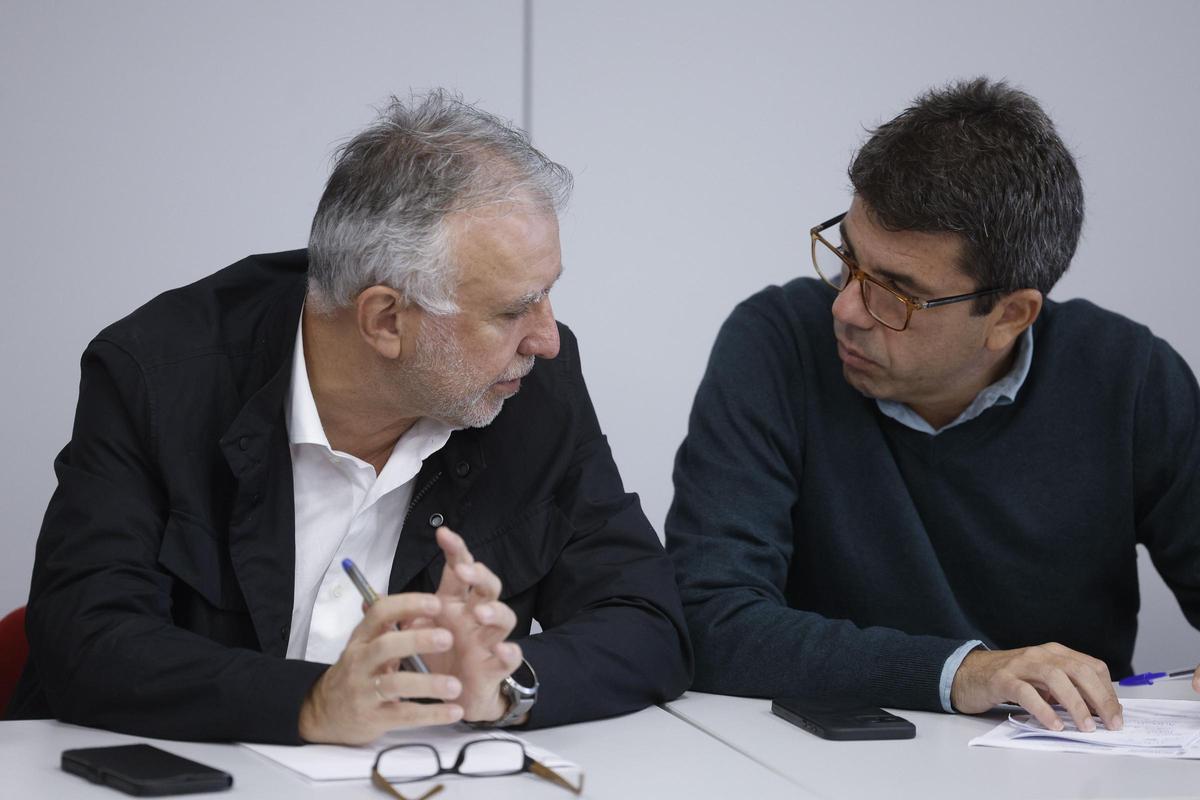 Torres y Mazón hablan durante un encuentro en el Cecopi en el mes de noviembre.