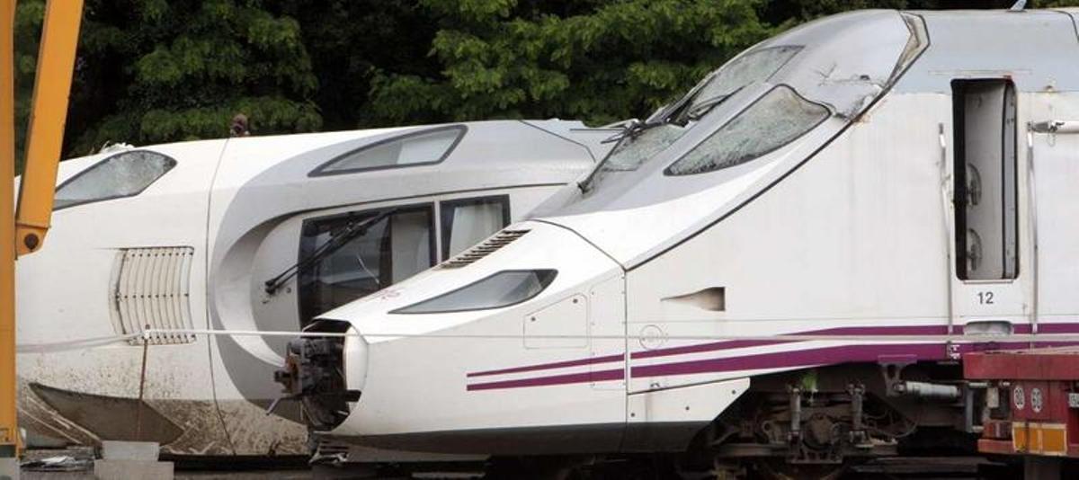 Los restos del Alvia accidentado siguen depositados en la localidad de A Escravitude, en Padrón (A Coruña).