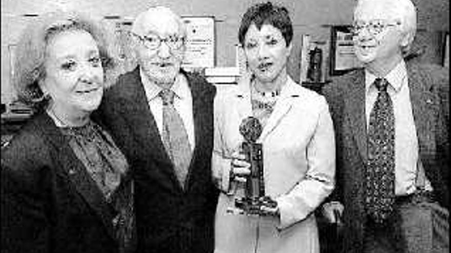 Carlos Bousoño y su esposa, Ruth Bousoño, en el centro, durante la entrega al poeta de la distinción «Asturiano del mes» de LA NUEVA ESPAÑA en el año 2003. Con ellos aparece el matrimonio formado por Lola Lucio y Juan Benito Argüelles.