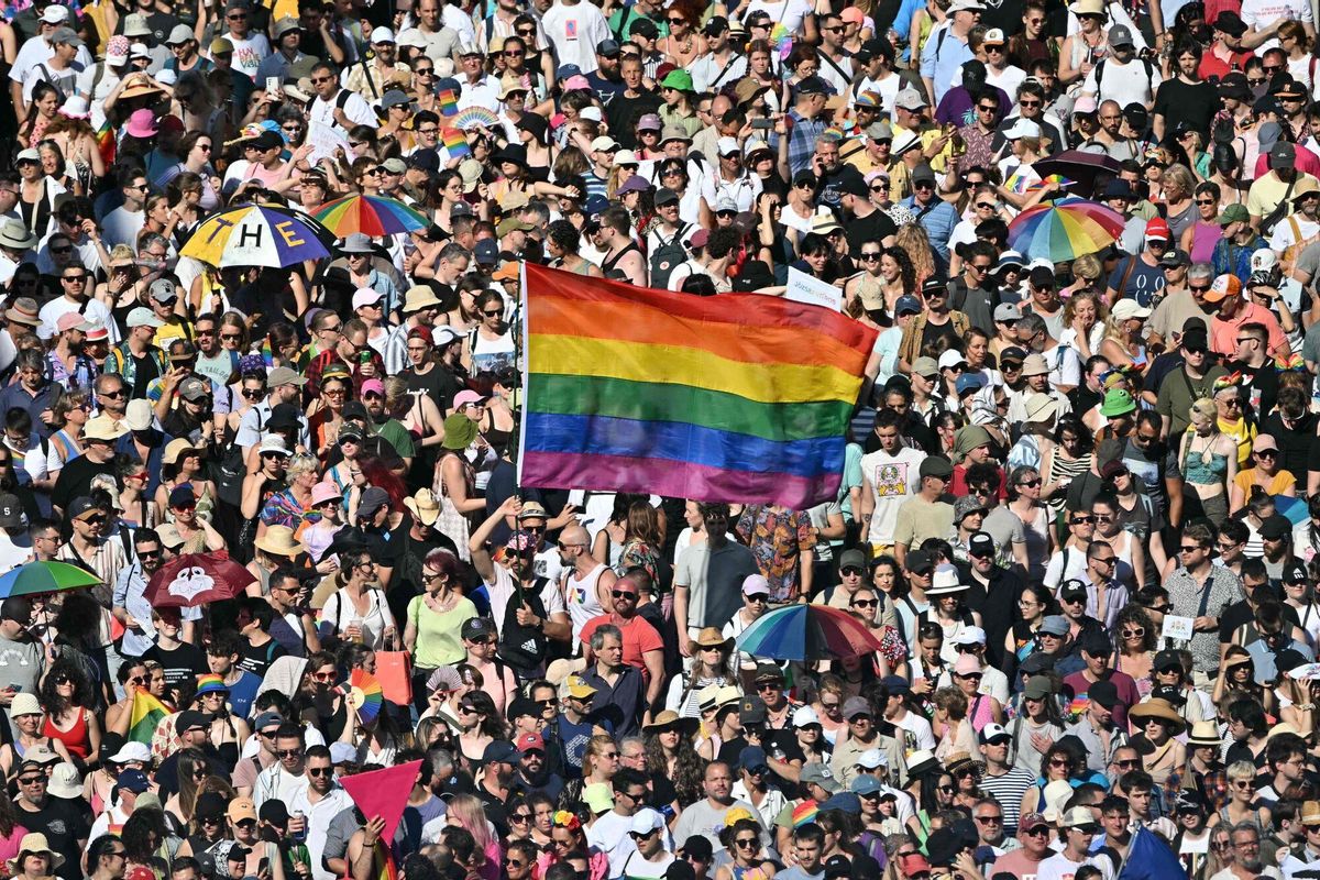 Personas participan en el desfile del Orgullo de Budapest en el centro de Budapest el 28 de junio de 2025. (Foto de Attila KISBENEDEK / AFP)