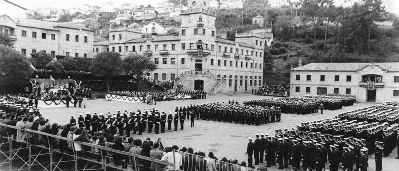 Arriba, aspecto de la ETEA durante uno de sus actos militares. A la derecha, una de las clases. // FdV