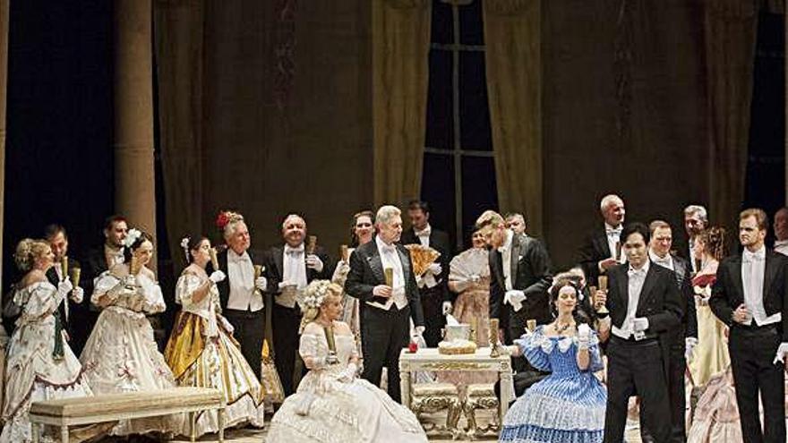 Un instante de la puesta en escena de &quot;La Traviata&quot;, ayer en el Teatro Principal.