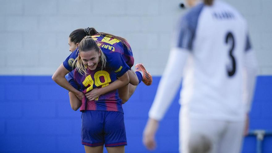Carla Julià celebra con Kika su primer gol con el Barça ante el Badalona