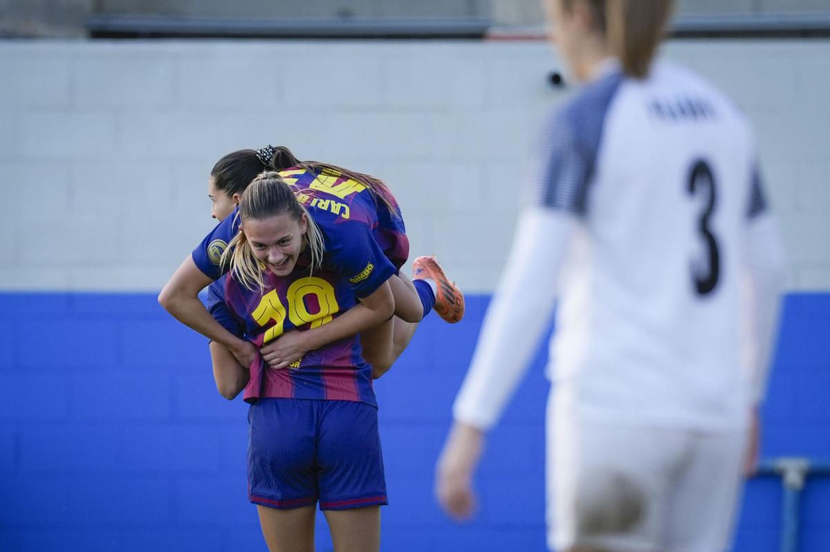 Carla Julià celebra con Kika su primer gol con el Barça ante el Badalona