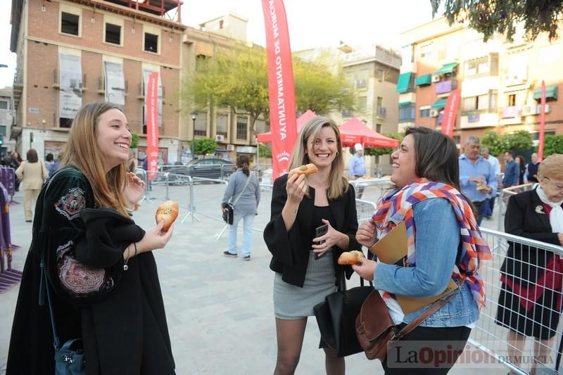 Reparto de monas en la Plaza de San Agustín de Murcia