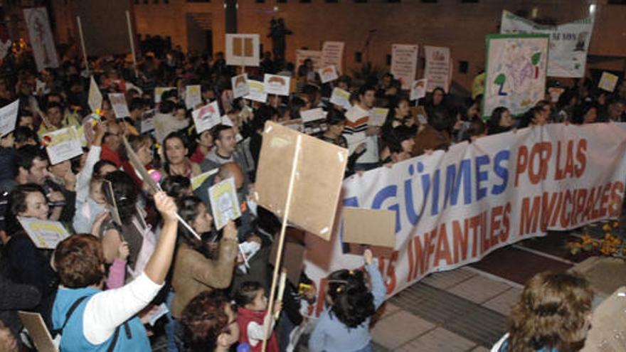 La protesta de ayer se desarrolló frente a la sede de Presidencia del Gobierno de la capital grancanaria. i ANDRÉS CRUZ