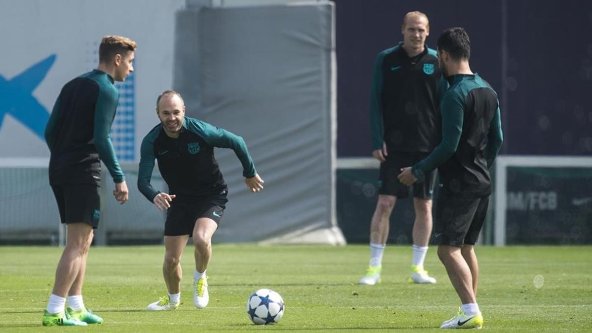 Iniesta persigue un balón en el entrenamiento en la ciudad deportiva.