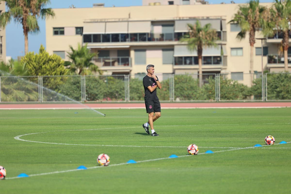 El primer entrenamiento de pretemporada de la UD Ibiza, en imágenes