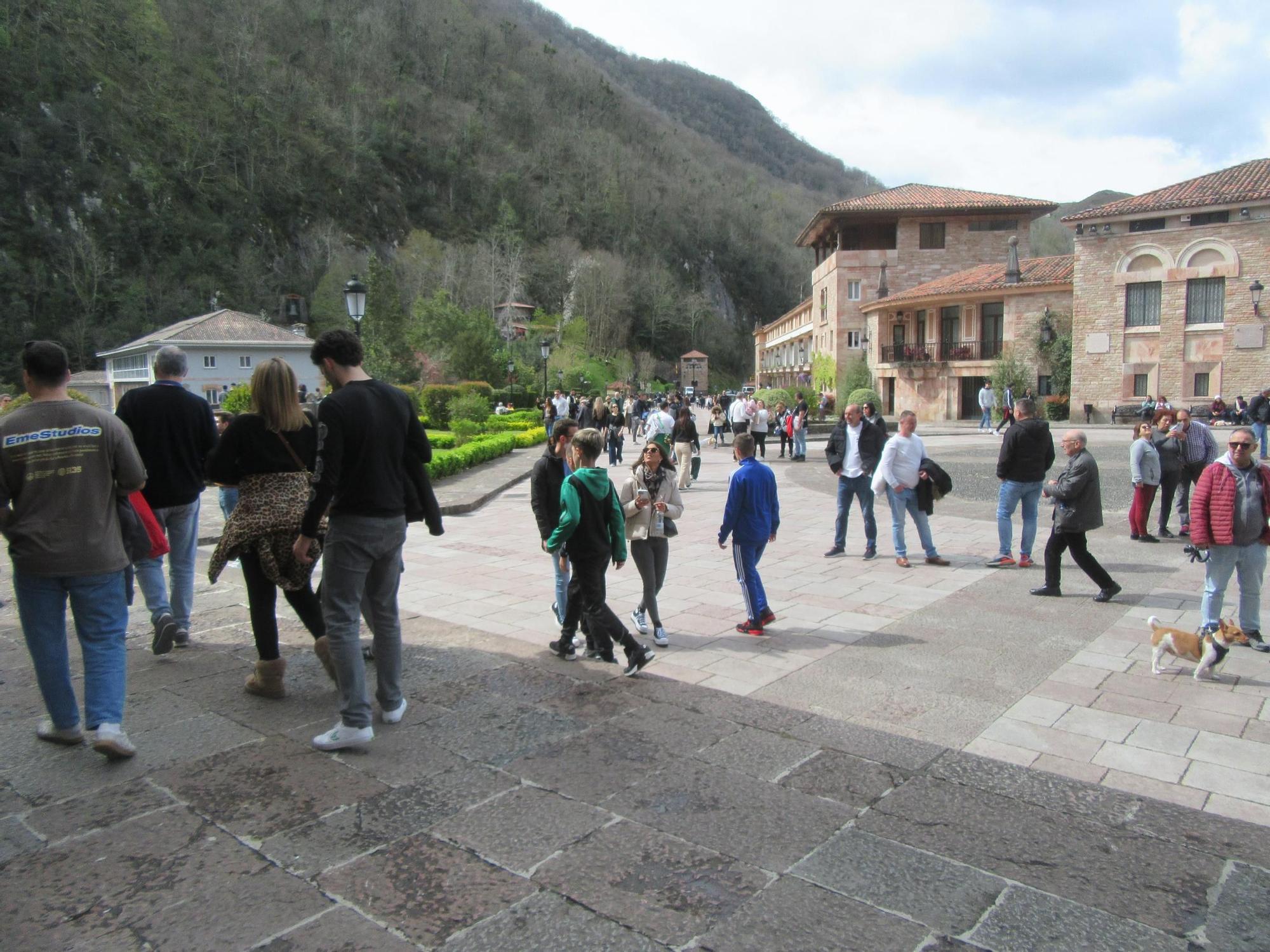 Cientos de personas se congregan en Covadonga este Viernes Santo