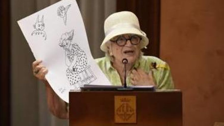 Pilarín Bayés es va ajudar d&#039;il·lustracions seves per fer la xerrada