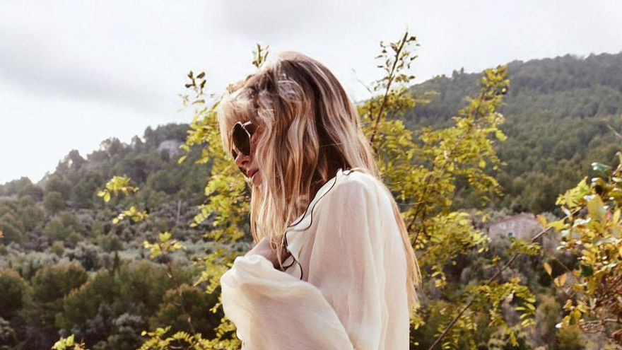 Todo lo que puedes hacer con una falda blanca este verano (y no, no es solo boho)