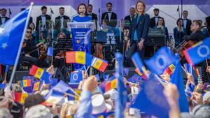 La presidenta de Moldavia, Maia Sandu se dirige a la gente junto a la presidenta del Parlamento Europeo, Roberta Metsola, durante una manifestación a favor de la UE en Chisinau.