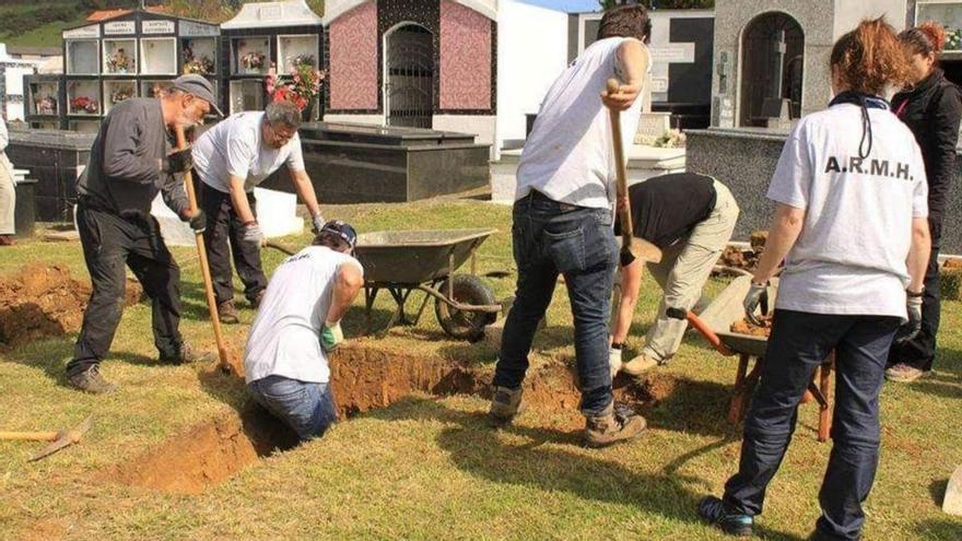 Las familias de &quot;Les Candases&quot; reclaman que se retome la exhumación de la fosa común del cementerio de Bañugues