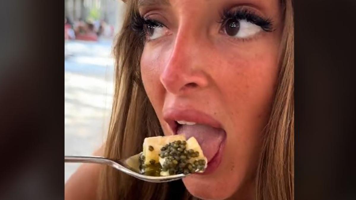 Edurnyx, probando uno de los platos con caviar