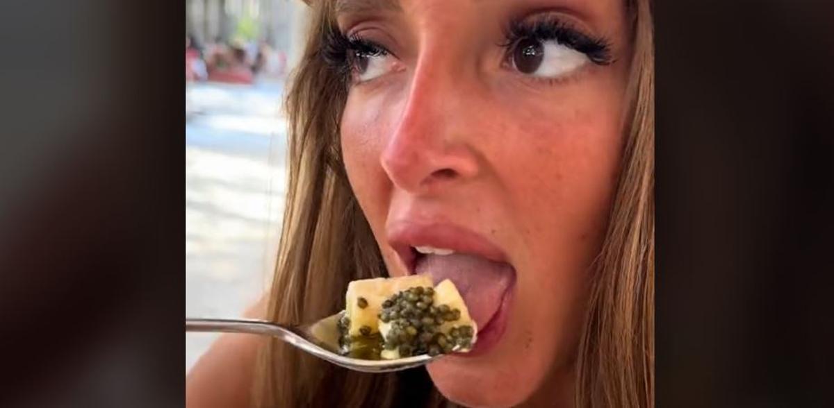 Edurnyx, probando uno de los platos con caviar