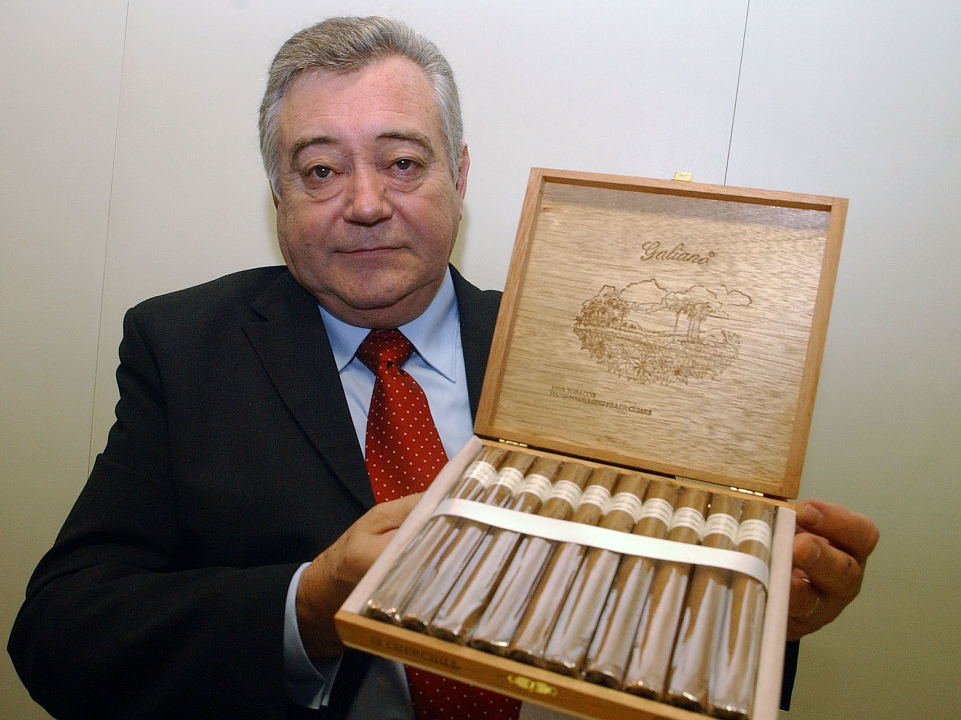 José Alfredo Díaz, con una caja de puros de su compañía.