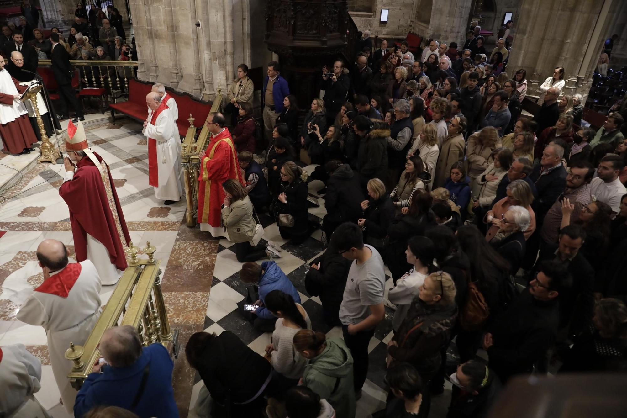 La procesión intergeneracional del Santo Entierro emociona Oviedo