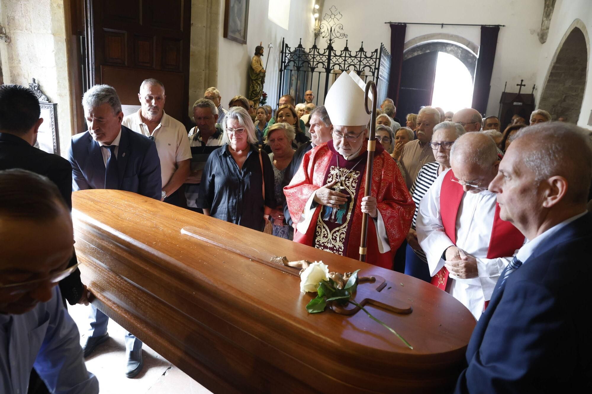 Las imágenes del funeral de Antonio Trevín en la basílica de Llanes.