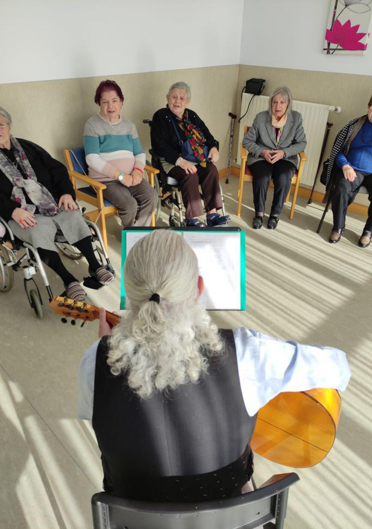 Uno de los talleres de musicoterapia en el geriátrico de Piedras Blancas. | M. Villamuza