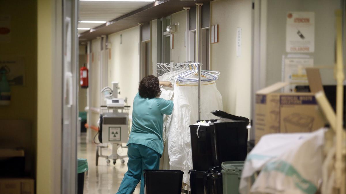 Una empleada del Salud en un hospital de Zaragoza, en una imagen de archivo.