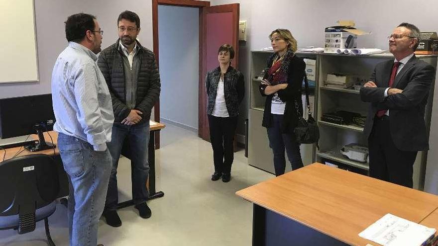 Enrique Fernández, Consuelo Gómez, Ana Concejo y Severino García escuchan a uno de los miembros de una compañía asentada en el centro de empresas de Sodeco, en El Entrego.