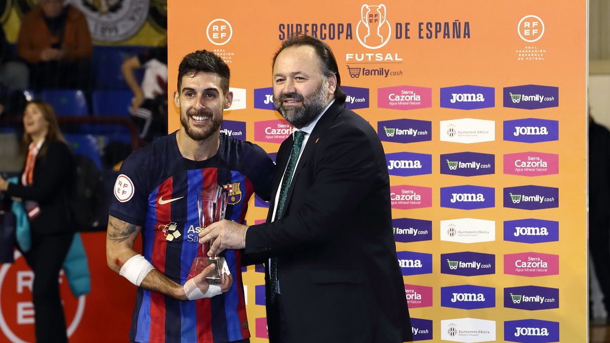 Adolfo recibe el MVP de manos de Fede Vidal