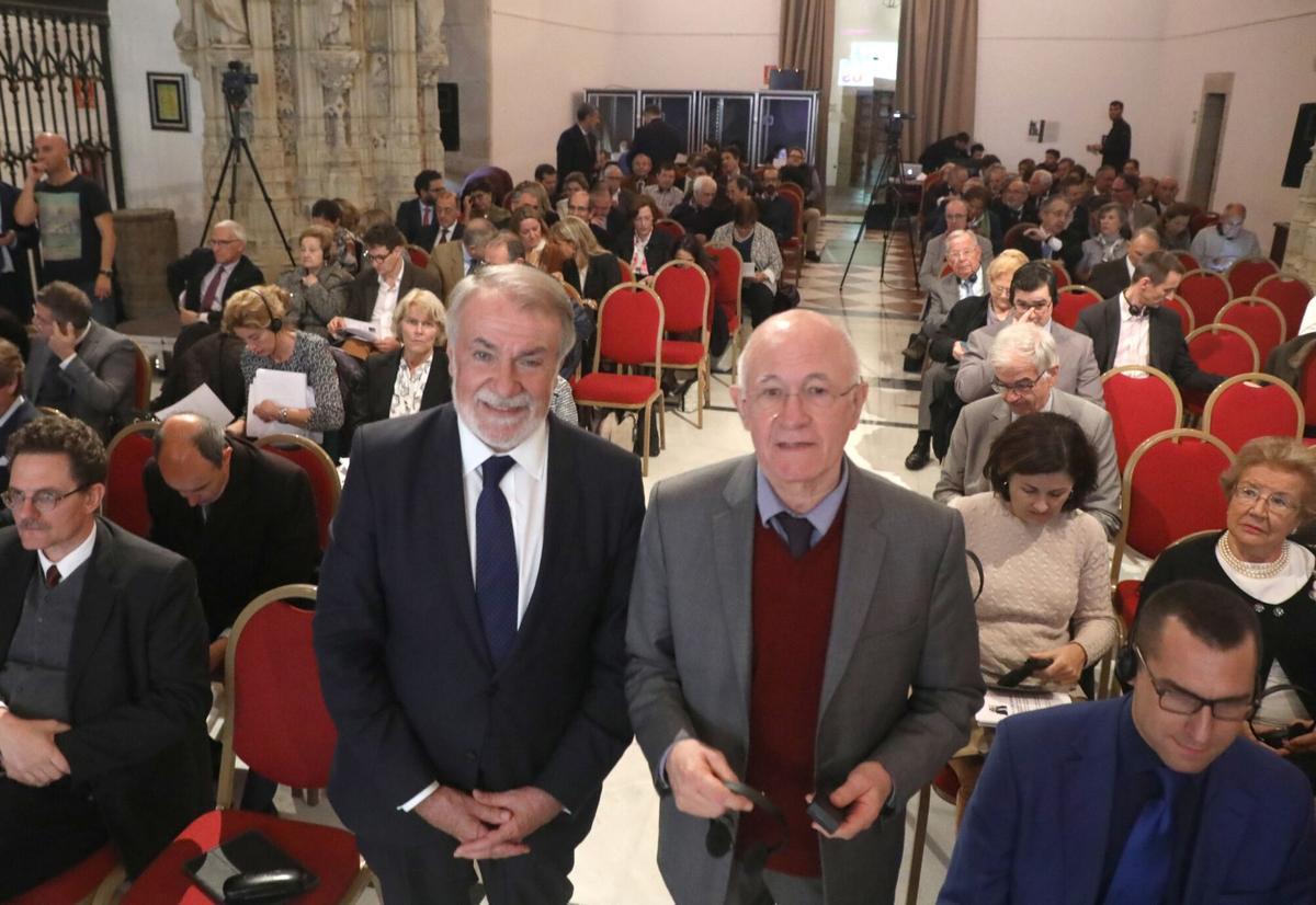 CLAUSURA DE LA CONVENCIÓN EUROPEA " POR UNA EUROPA FIEL A LA DIGNIDAD HUMANA ", ORGANIZADO POR LA PLATAFORMA CULTURAL ONE OF US EN SANTIAGO.   JAIME MAYOR OREJA (I), PRESIDENTE DE LA FEDERACIÓN EUROPEA ONE OF US Y EL FILÓSOFO FRANCÉS REMI BRAGUE.