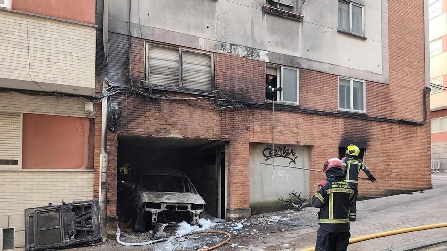 ficio en Pontevedra al arder una furgoneta en un garaje
