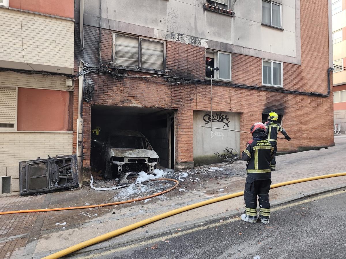 Los bomberos trabajando en la extinción del fuego.