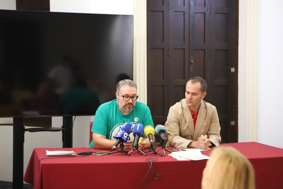 Pedro Luengo (i.) durante su intervención en Lorca.