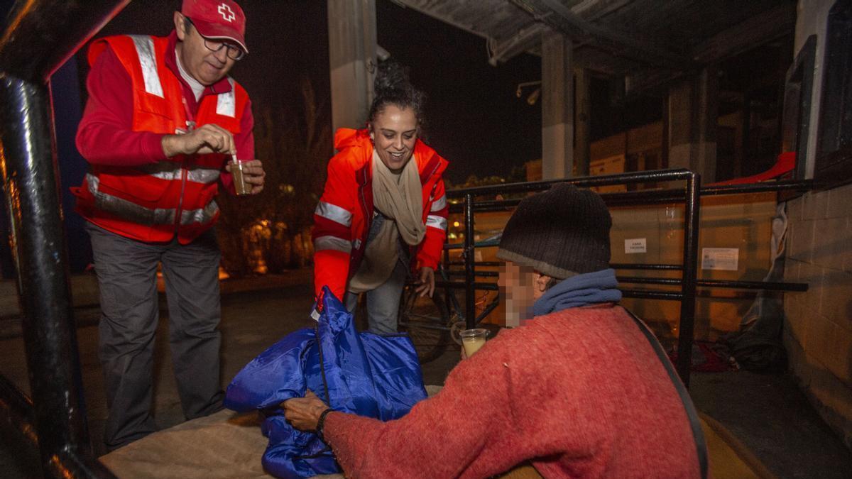 Cruz Roja reparte ropa de abrigo y también alimentos a los que duermen al raso.