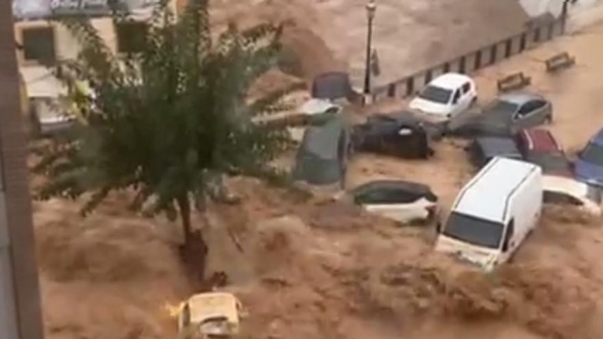La dana desborda la rambla de Chiva en Valencia e inunda el centro del pueblo