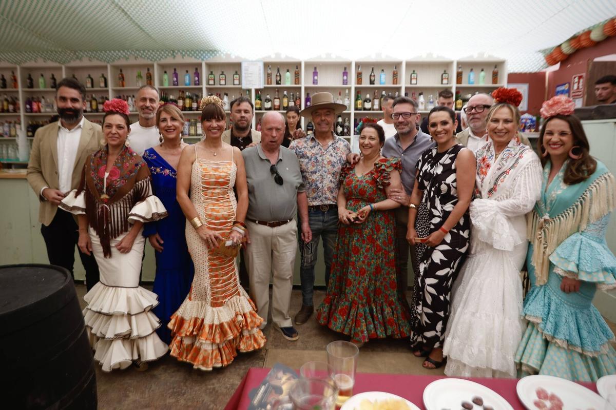 Peñas y el PSOE brindan en un caluroso sábado de Feria