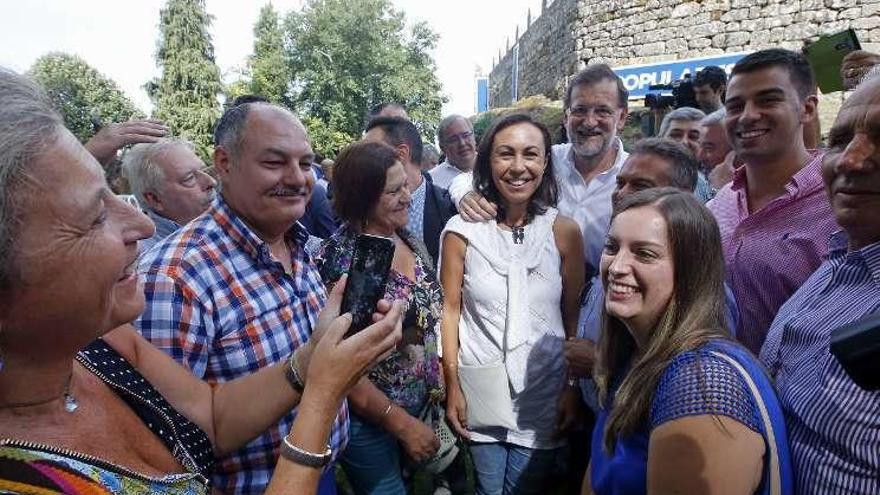 Rajoy junto a militantes y cargos del PP.