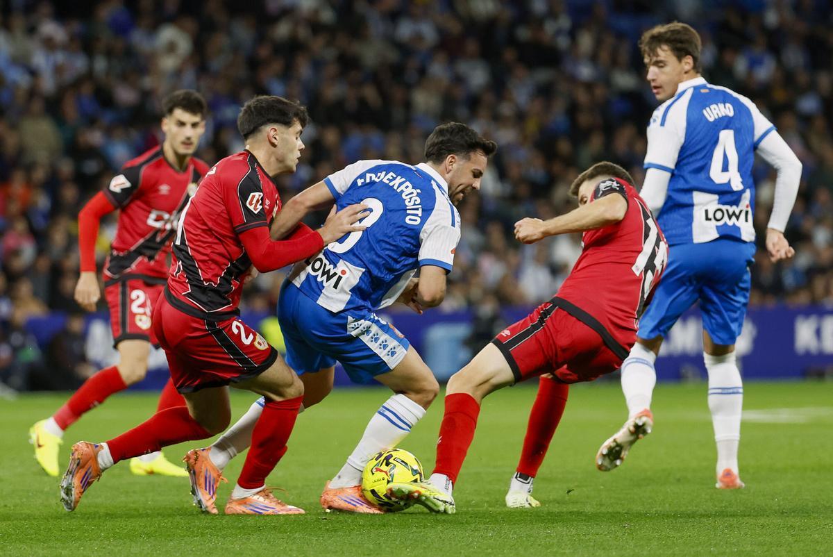 BARCELONA, 07/12/2025.- El centrocampista del Espanyol Eduardo Expósito, y el centrocampista del Rayo Vallecano Gerard Gumbau, durante el partido de LaLiga de fútbol que RCD Espayol y Rayo Vallecano disputan este domingo en el RCDE Stadium, en Barcelona. EFE/Toni Albir