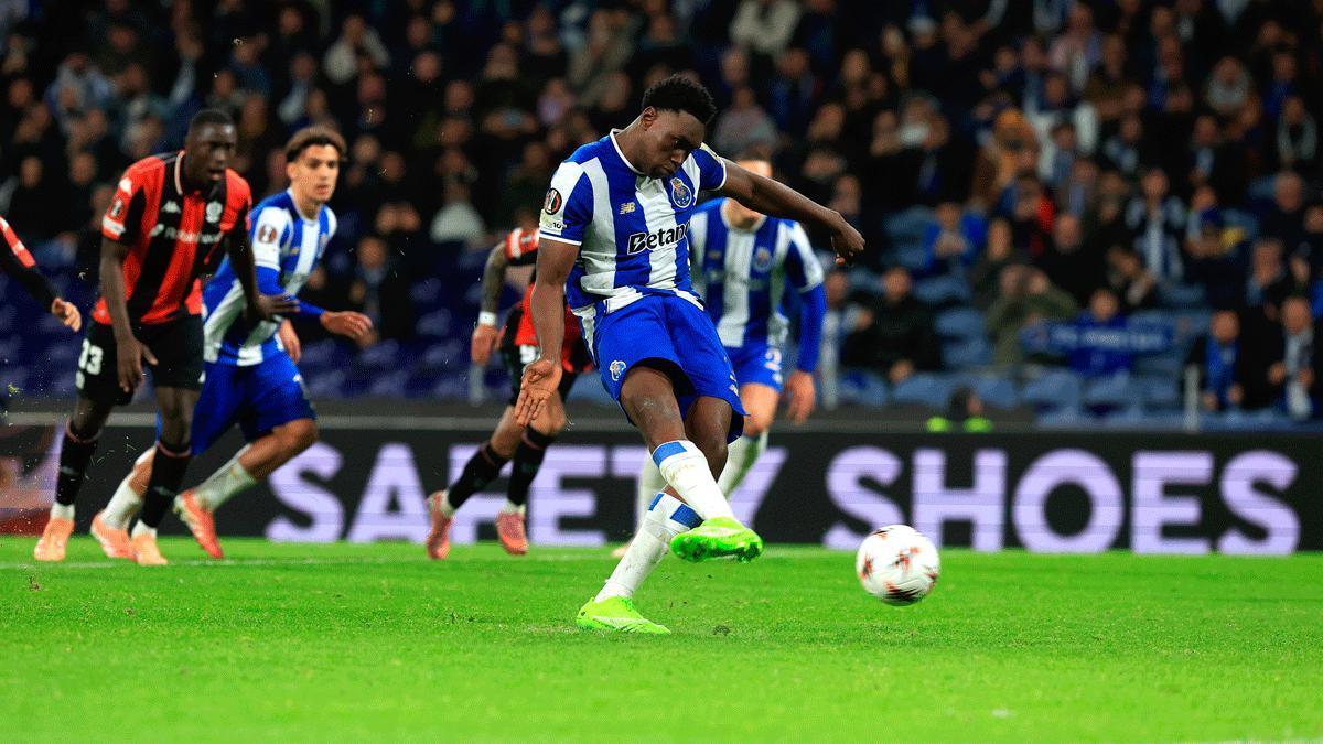 Samu Aghehowa cerró el marcador ante el Niza desde el punto de penalti