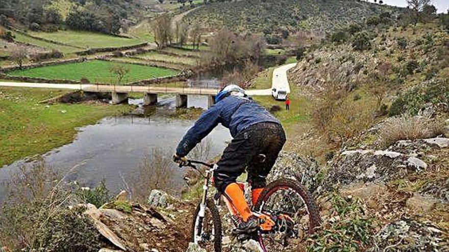 Un motociclista en el término de Rabanales.