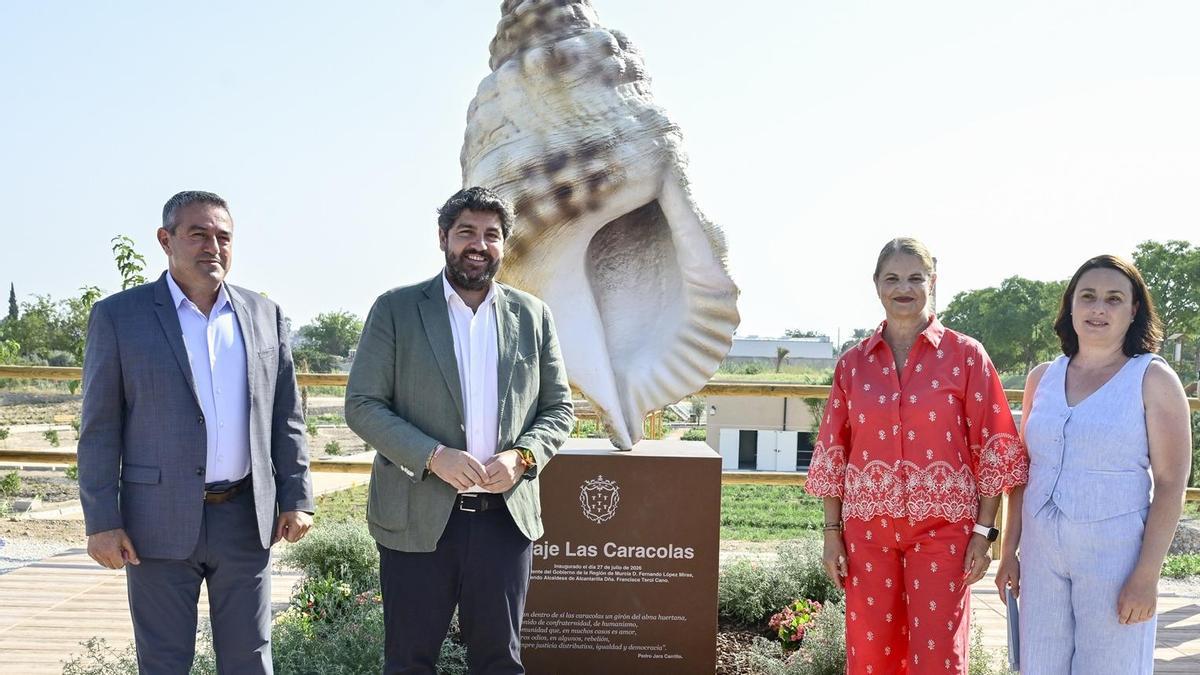 El presidente de la Comunidad, Fernando López Miras, junto a la alcaldesa de Alcantarilla, Francisca Terol, inaugura el nuevo tanque de tormentas del paraje 'Las Caracolas'.