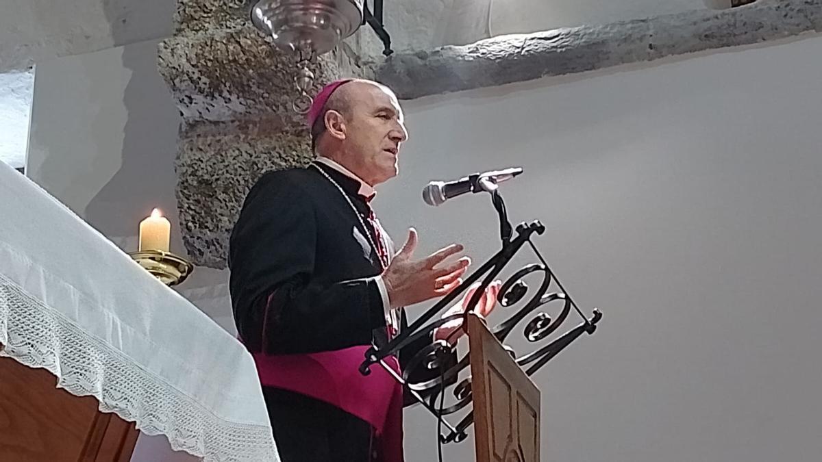 GALERÍA | El obispo recorre los pueblos del incendio