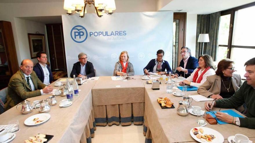 Mercedes Fernández -al fondo, en el centro-, durante su reunión de ayer en el parador Molino Viejo con el grupo parlamentario del PP y representantes del partido en Gijón.