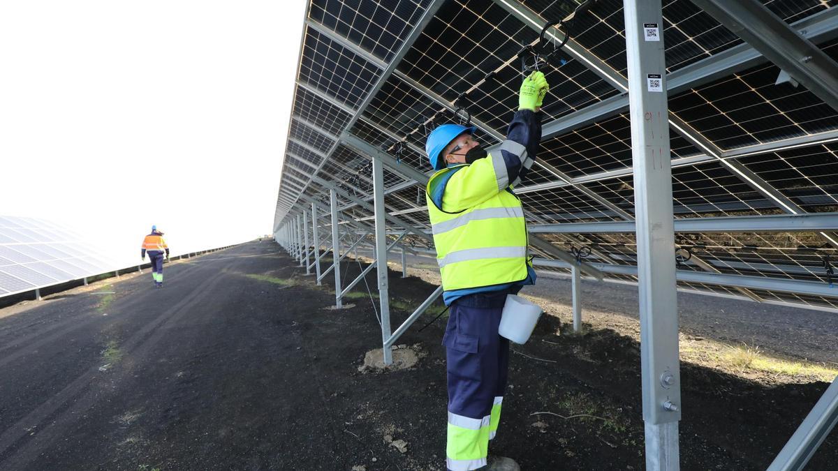 Un operario instala una placa fotovoltaica en el parque de carbones de Andorra.